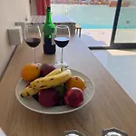 With Private Pools شقة