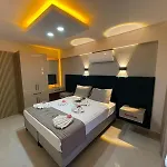 With Private Pools شقة