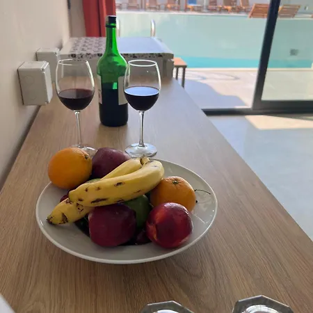 With Private Pools 아파트