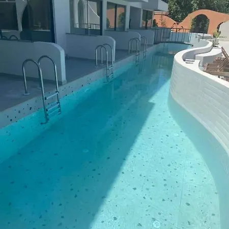 With Private Pools Lejlighed